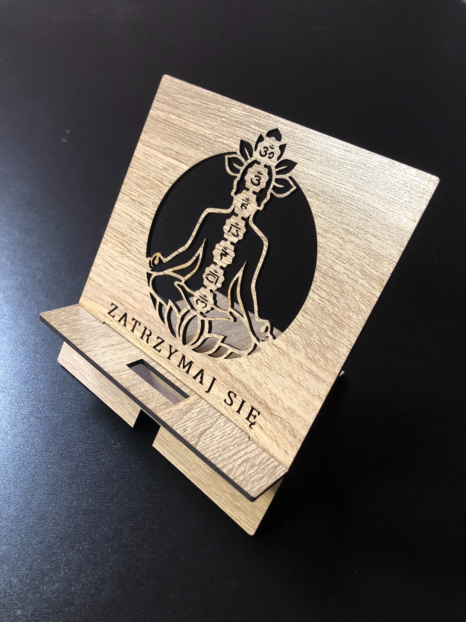 Drewniany Stojak na Telefon ZATRZYMAJ SIĘ — Czakry | 13×14 cm | Wycięcie Laserowe 3D - obrazek 3